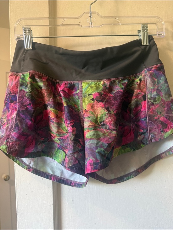 lululemon athletica Pants - Lululemon LR Speed-Up shorts in Vivid Floral/Graphite Grey! Size 4!